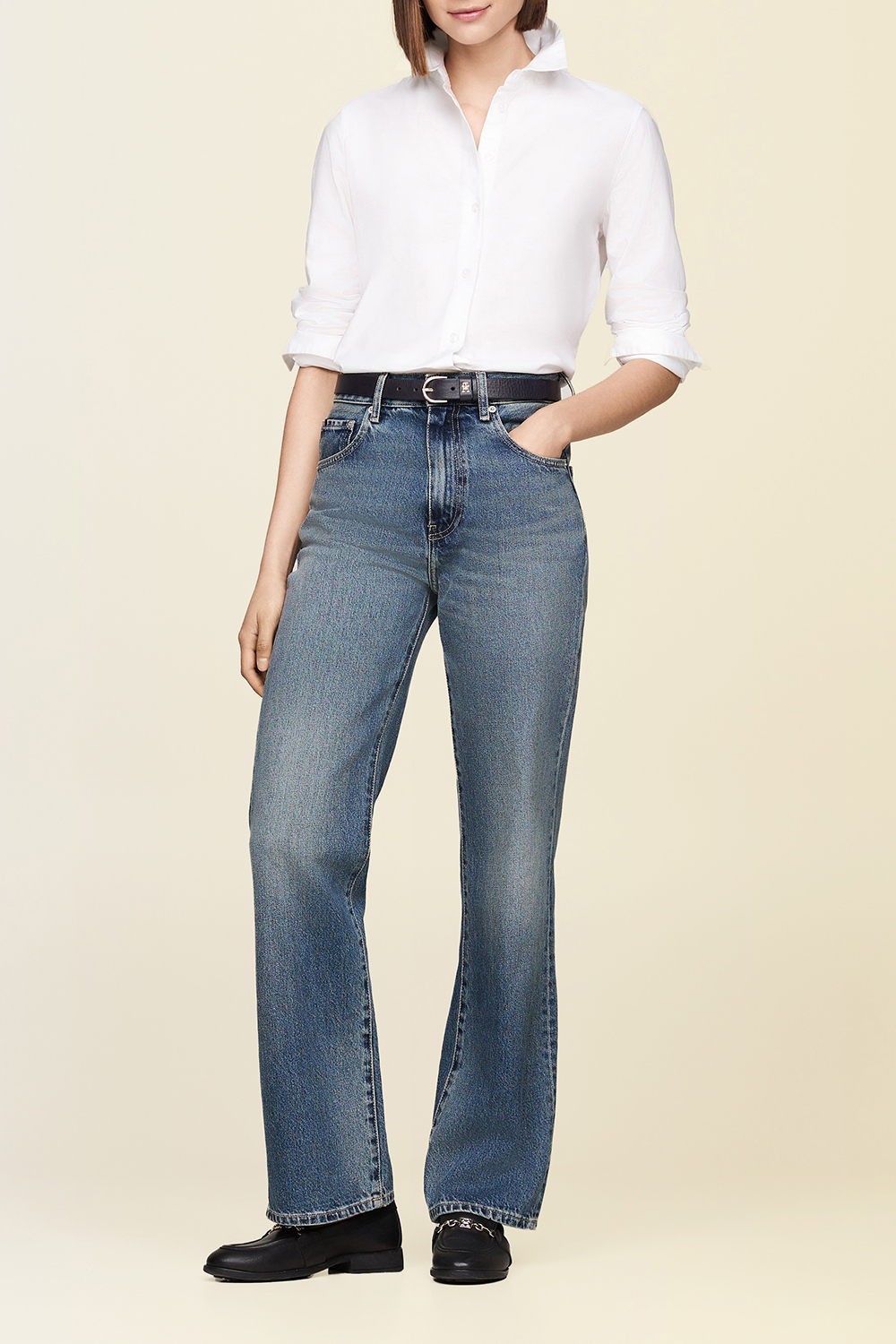 תמונת כל הלוק של מכנסי ג'ינס בוטקאט